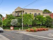 Three Bedroom Apartment in Kew East Three Bedroom Apartment in Kew East