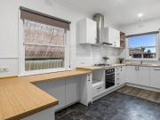 Three Bedroom Home Close to Wendouree Train Station