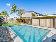 Three Bedroom House with Pool! Water, Internet and...