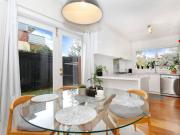 Three bedroom townhouse in leafy location!