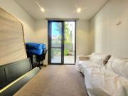 Timber floored 2 bed with spacious courtyard