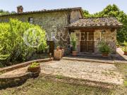 Tipico casale toscano in pietra su due livelli,...