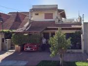 tipo casa 4 ambientes al frente en dos plantas con cochera