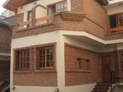 Tipo casa en triplex, con cochera, trerraza