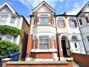 To Let 2 bedroom Flat, Larden Road, London, W3 7SU...