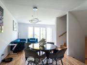 Tolle Lage, Tolles Haus LOBAU inkl. Autoabstellplatz