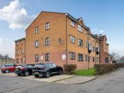 Top Floor 1 Bed Flat with Parking – New Cross SE14