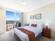 Top Floor 1 Bedroom Apartment with Stunning River & City...