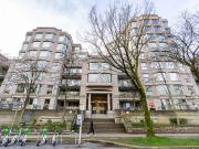 Top Floor 2 Bedroom + Den Condo with Stunning Views –...