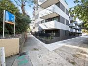 TOP FLOOR 3 BDRM APARTMENT