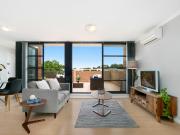 Top floor apartment moments to King Street