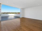 Top Floor Apartment with Huge Balcony & Harbour Views