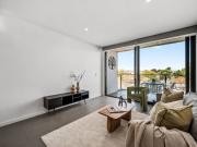 TOP FLOOR APARTMENT WITH PARK VIEWS