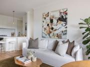 Top Floor Art Deco apartment with lock up garage