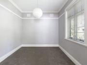 Top floor Art Deco residence in 'Brentwood'