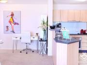 Top floor, big one bedroom in centro@toowong