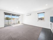 Top Floor, Bright & Oh So Convenient!