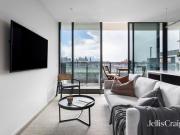 Top floor, city view luxury with an office & 2 balconies