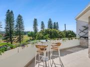 Top Floor Coastal Sophistication 75m To The Ocean