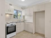 TOP FLOOR COZY 2 BEDROOM UNIT FOR LEASE