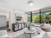 Top Floor Horizon Townhouse with Roof Terrace