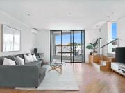 Top Floor, Light Filled Apartment with Rooftop Terrace