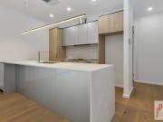 TOP FLOOR LUXURY THREE BEDROOM APARTMENT IN NORWOOD