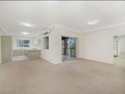 TOP FLOOR | NORTH FACING | WALK TO TOWN CENTRE & METRO!