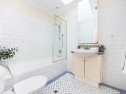 Top floor security apartment in the heart of Mosman village