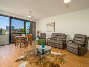 TOP LEVEL UNIT IN CENTRAL GLADSTONE