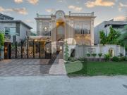 Top location 01 kanal brand new classic villa