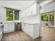 Top Quality Renovated 3 Bedroom Apartment in Excellent...