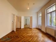 FRISCH SANIERTE ALTBAUWOHNUNG MIT KLEINEM BALKON