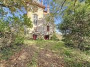 TOURNUS: Château + Maison et granges sur 1,6 hectare avec v