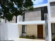 TOWN HOUSE EN VENTA MONTEBELLO A CUADRA Y MEDIA DE...
