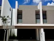 Townhouse amueblado y equipado en renta en privada