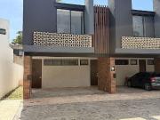 Townhouse con piscina en renta dentro de privada en...