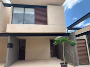 Townhouse con piscina privada y paneles solares, dentro...