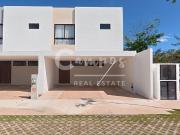 Townhouse de 2 pisos, 2 recamaras en privada en Cholul...