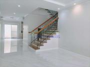 TOWNHOUSE FOR SALE – LAS PIÑAS CITY CHATEAU MANSION –...