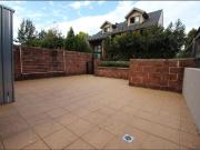Townhouse with 3 ensuites near Bus Stop suits Families...