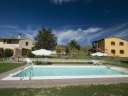 Tra Volterra e Lajatico vendesi agriturismo di 5...