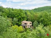 Tradizionale casale di nuova costruzione dentro il bosco...