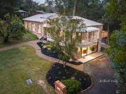 Tranquil family haven with treetop entertainers' deck