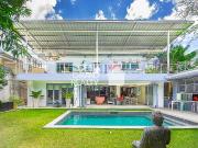 Tranquil House with Serene Garden and Swimming Pool in...