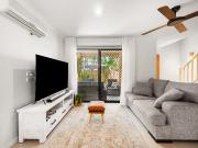 Modern 4 Bedroom Townhouse in Sought After Varsity Lakes...