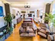 Stylisch sanierte Altbauwohnung mit Loggia