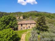 Tre casali in vendita in Toscana con un progetto di...