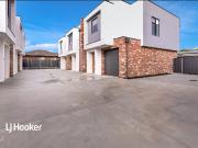 TRENDY TOWNHOUSE! READY TO MOVE IN