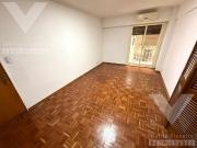 Tres ambientes con amplia cocina con lavadero y baño a nuevo